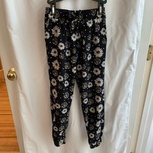 Cute Faded Glory summery daisy-print pants!